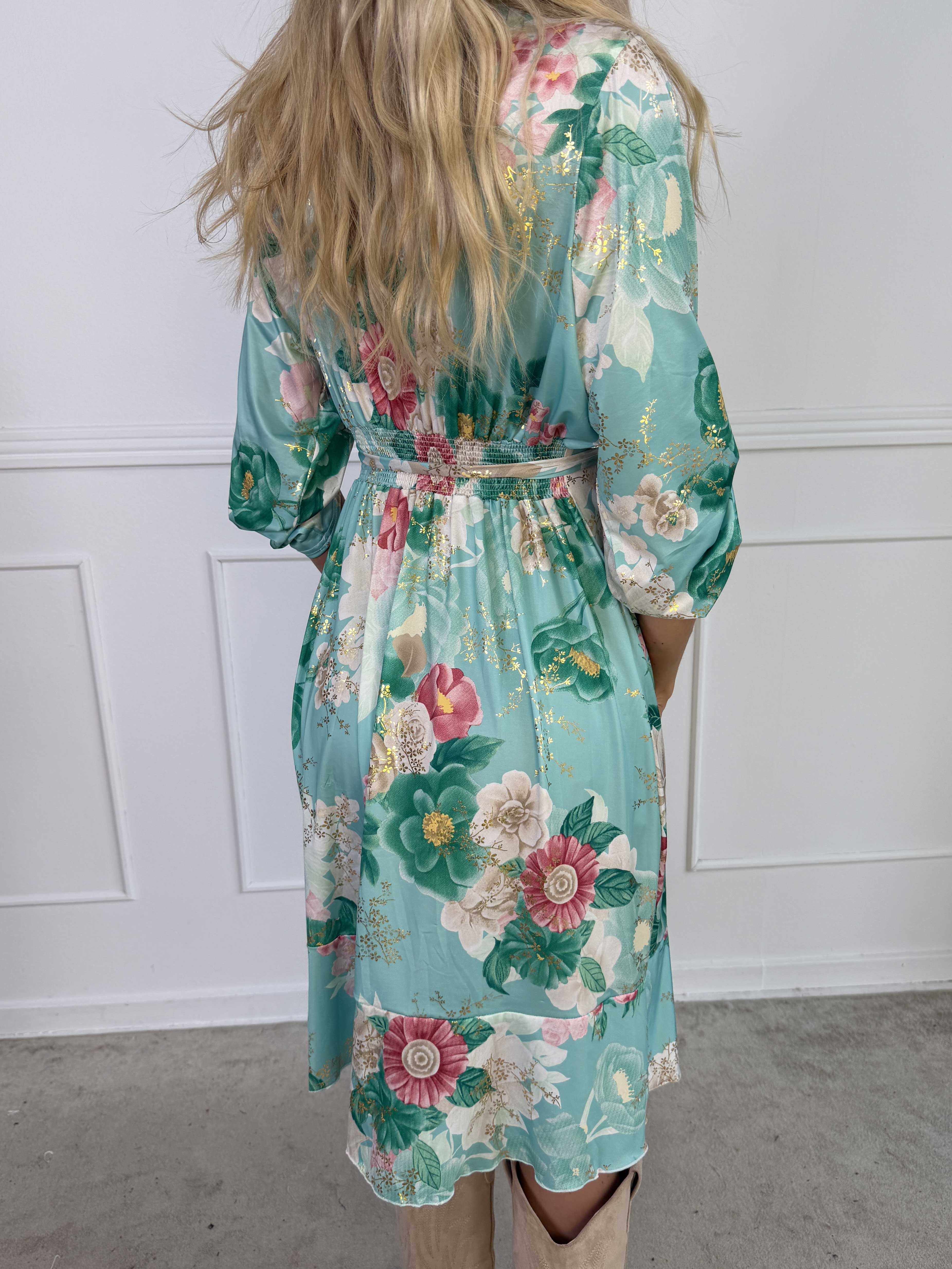 Savina Flower - Blomstret elastisk langærmet kjole i slå-om-look